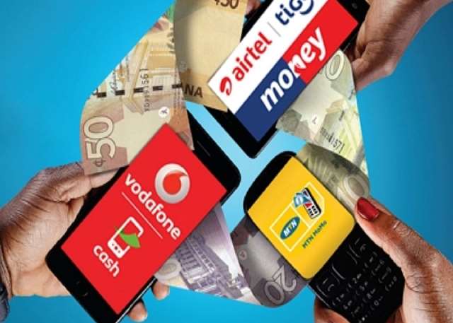 Traders And Cusomers Embrace Cashless Payments Despite Potential Risks